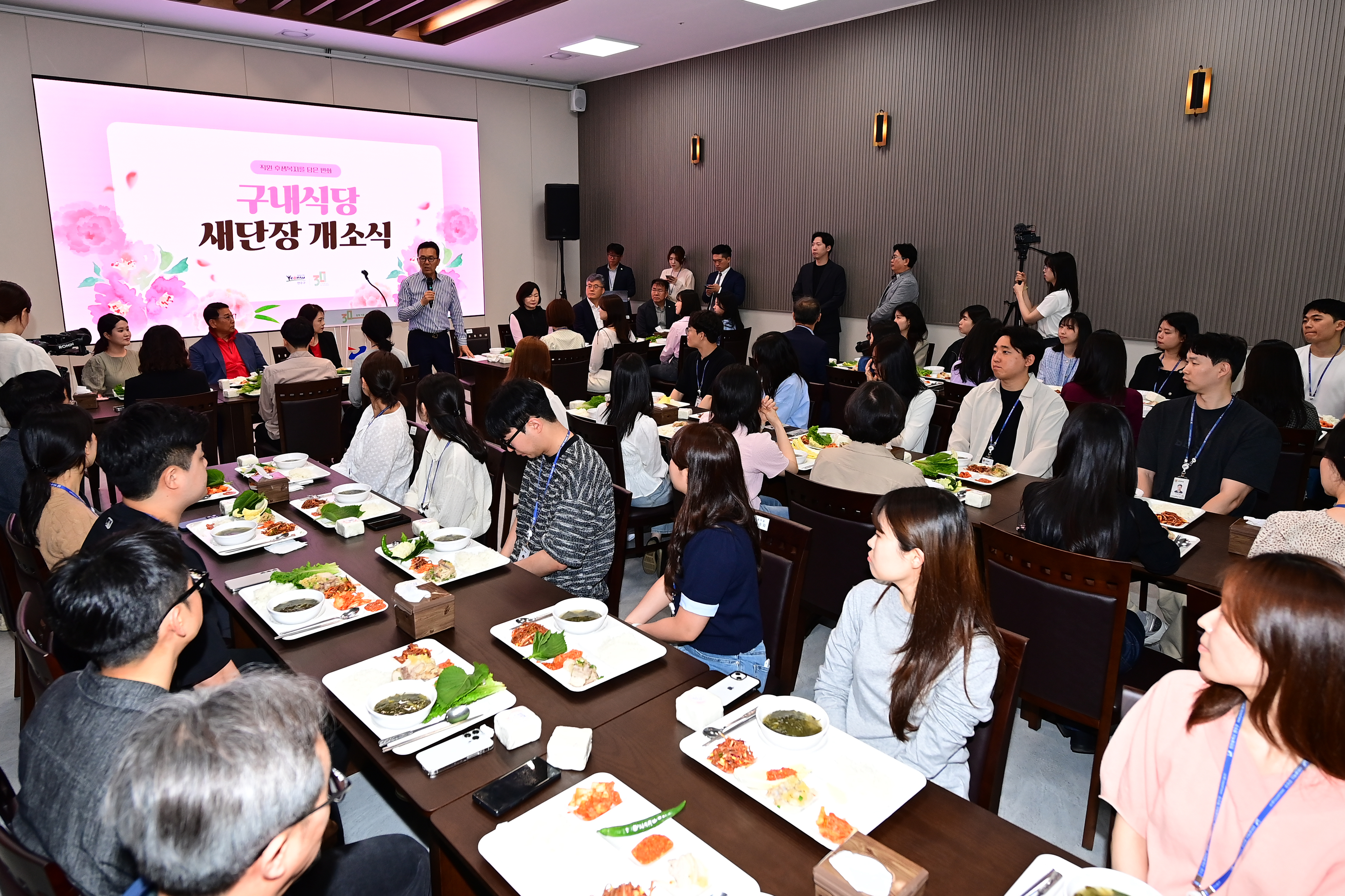 연수구는 직원들의 복지 향상과 업무 효율성 증진을 위해 구내식당 환경 개선 사업을 마치고 지난 26일 개소식을 열었다